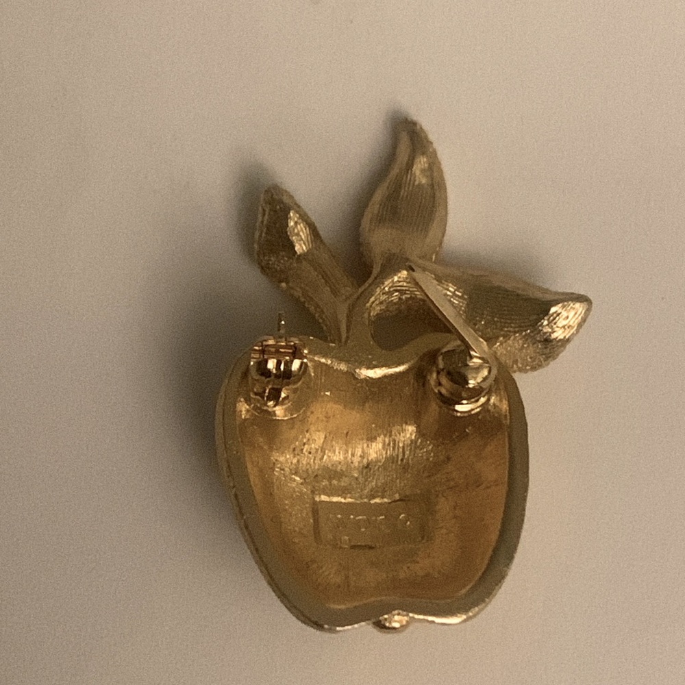 Apple pin brooch gold tone brushed mini - Picture 4 of 6
